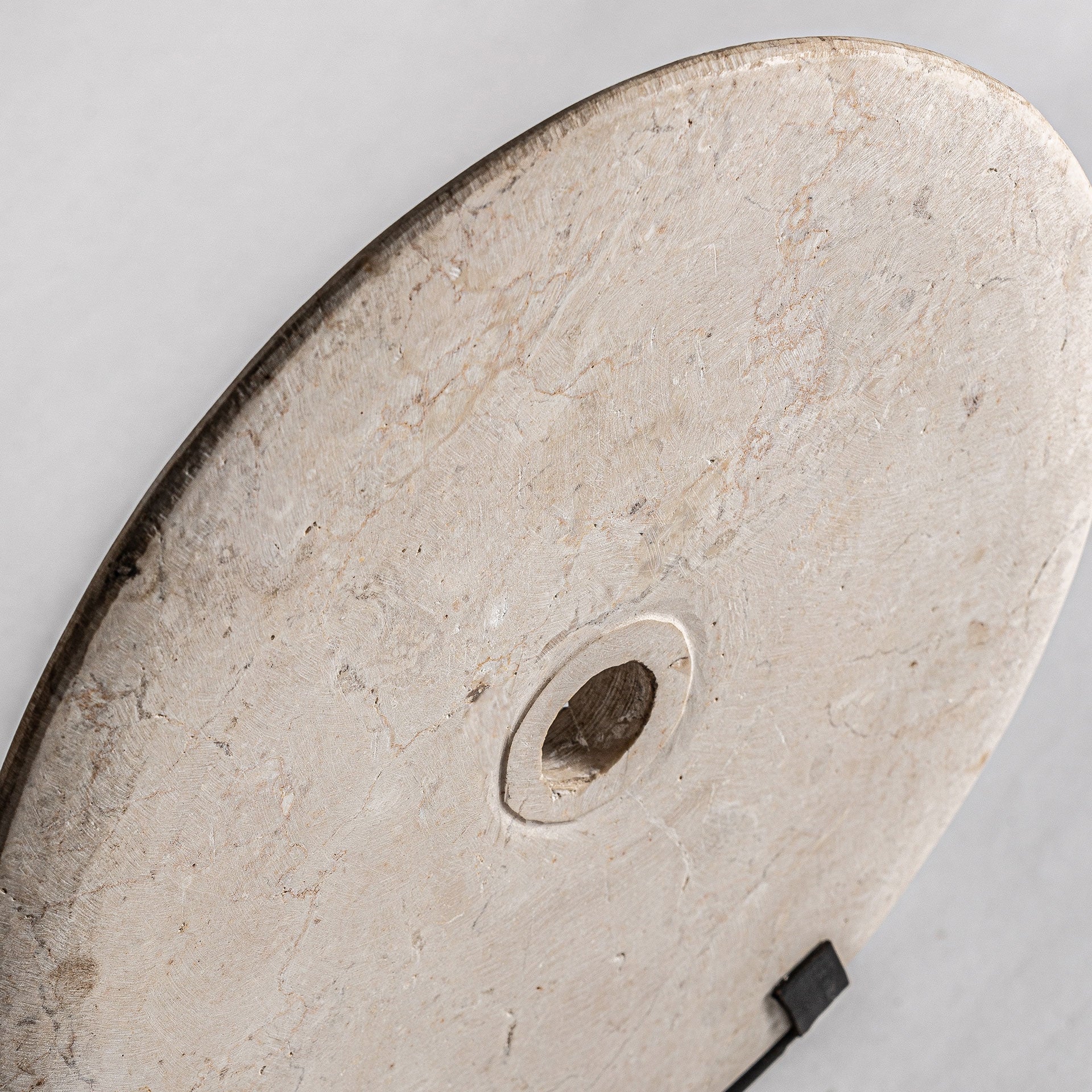 Figura decorativa en mármol crema y hierro negro