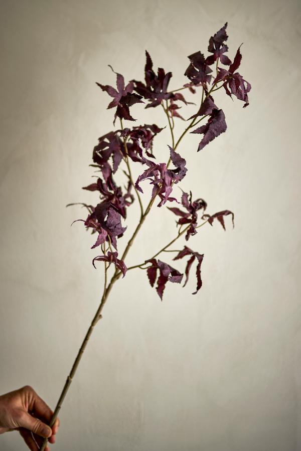 Tallo de arce, morado, flores artificiales 12 cm de diámetro x 92 cm de alto.
