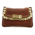 Bolso de piel de vacuno teñida en prenda con tachuelas y medallas.