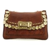 Bolso de piel de vacuno teñida en prenda con tachuelas y medallas.