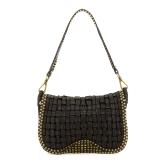 Bolso de hombro "Sofia" en piel de vacuno teñida en prenda con detalles tejidos y remaches.