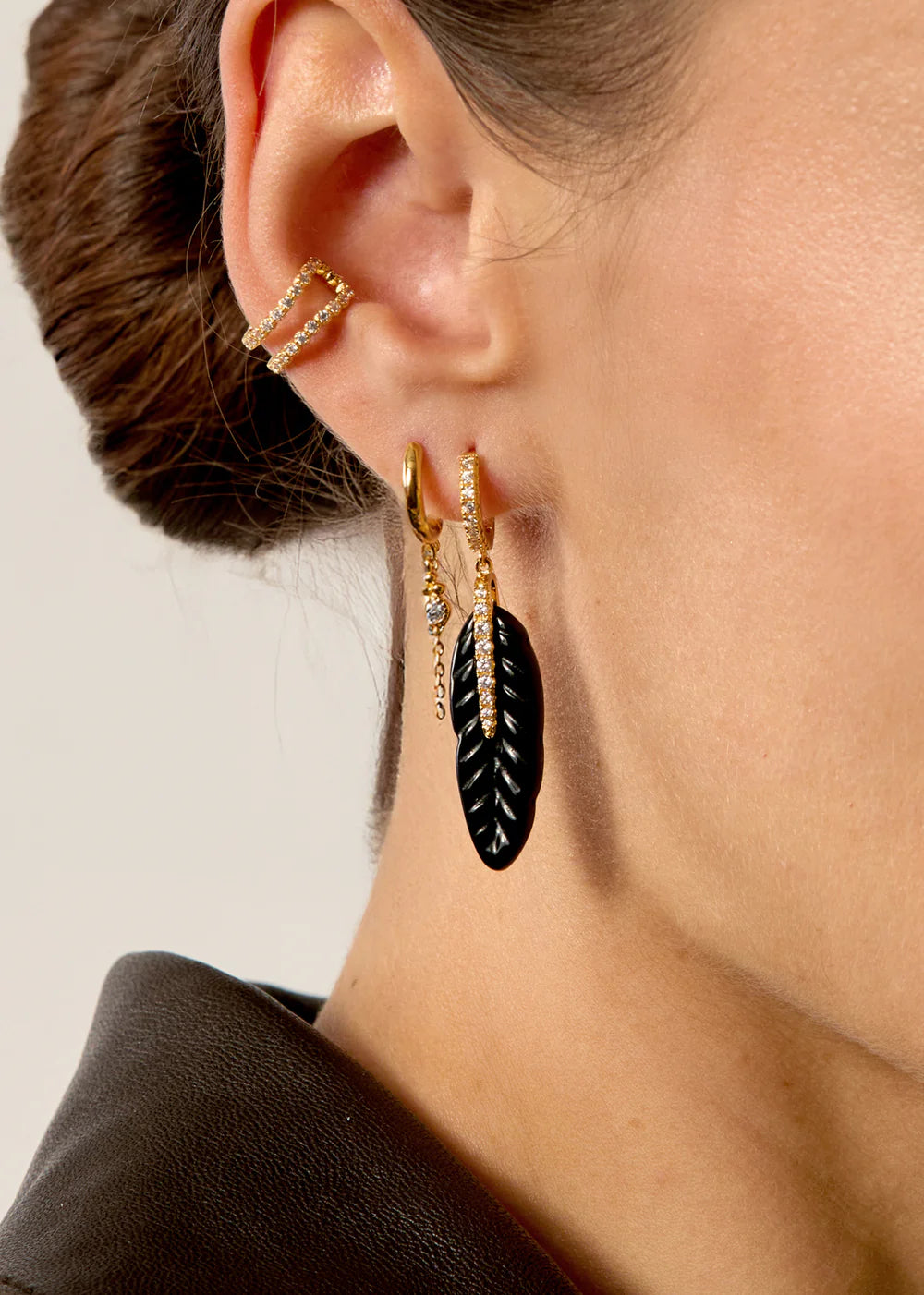 Pendiente Black Plume de oro