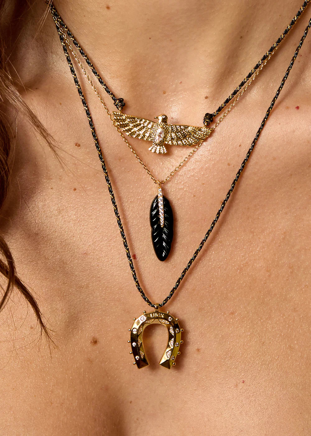 Collar Black Plume de oro